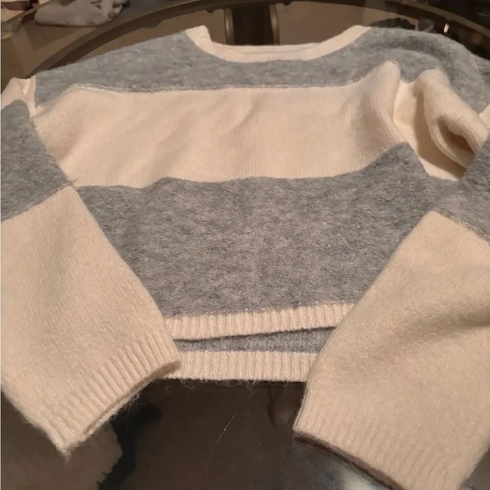 Jessica Simpson Gray and Cream Crew Neck Sweater with Ribbed Knit Texture
